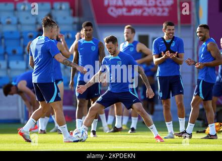 James Maddison (au centre) d'Angleterre et ses coéquipiers lors d'une séance d'entraînement au complexe sportif Al Wakrah à Al Wakrah, au Qatar. Date de la photo: Lundi 28 novembre 2022. Banque D'Images