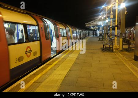 Scène nocturne d'un train de métro Northern Line London avec ses portes ouvertes à la station de métro Brent Cross qui se dirige vers le sud à Morden Banque D'Images