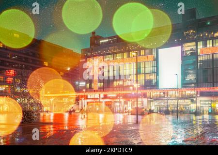 Helsinki, Finlande. Effet de la vue bokeh sur le centre commercial en soirée illuminée. Vue de Boke Blared Banque D'Images