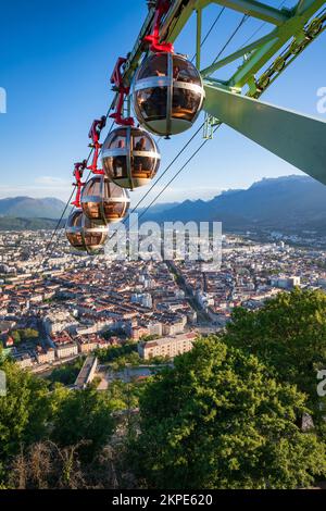 Téléphérique de Grenoble-Bastille avec vue imprenable sur la ville de Grenoble. L'un des plus anciens téléphériques du monde (construit en 1934). Isere, France Banque D'Images