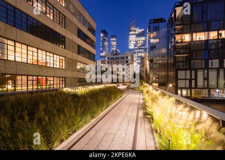 Promenade New York City Highline à Chelsea. Chemin vert surélevé avec gratte-ciel de Hudson yards en soirée. Manhattan Banque D'Images