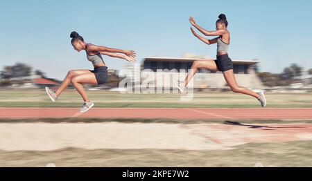 Time Lapse, long saut et femme courir, sauter et traverser dans le sable pour la forme physique, l'entraînement et l'exercice. Séquence, saut et femme noire saut, ajustement Banque D'Images