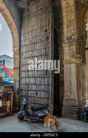 01 12 2017 porte d'entrée en bois d'époque du fort de bhadra, ahmedabad, Gujarat, Inde, Asie Banque D'Images