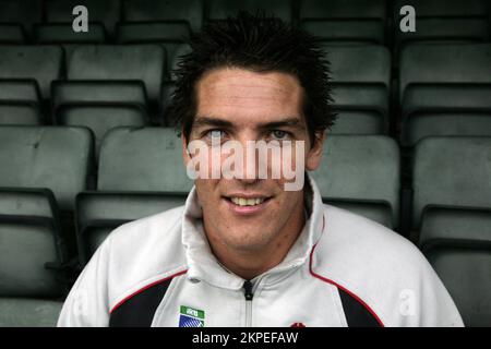 JAMES HOOK, JOUEUR DE RUGBY, 2007 : James Hook of Wales and Ospreys, photographié à Neath, pays de Galles, Royaume-Uni le 2 novembre 2007. Photographie : ROB WATKINS. INFO : James Hook, un joueur de rugby gallois, est réputé pour sa polyvalence sur le terrain, ayant joué diverses positions, y compris la mi-vol, le centre et le fullback. Connu pour ses prouesses et sa créativité, Hook a représenté le club et le pays avec distinction. Banque D'Images