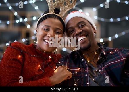 Couple noir, Noël et portrait sourient pour une relation heureuse pendant les fêtes en plein air. L'homme et la femme embrassent, souriant et Banque D'Images