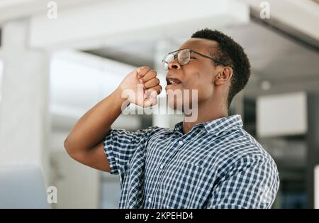 Homme noir fatigué, bâbord et d'affaires sur ordinateur portable dans le bureau pour la gestion de démarrage, rapport d'entreprise et études de marché. Fatigue, épuisement et Banque D'Images