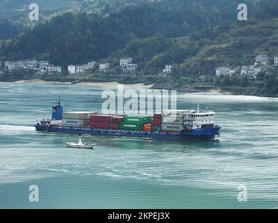 YICHANG, CHINE - le 22 NOVEMBRE 2022 - des navires de cargaison chargés de conteneurs traversent les trois gorges du fleuve Yangtze, à Yichang, dans la province de Hubei, Banque D'Images