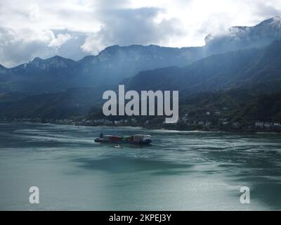 YICHANG, CHINE - le 22 NOVEMBRE 2022 - des navires de cargaison chargés de conteneurs traversent les trois gorges du fleuve Yangtze, à Yichang, dans la province de Hubei, Banque D'Images