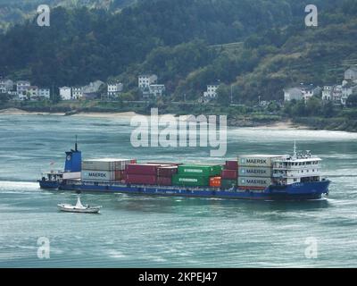 YICHANG, CHINE - le 22 NOVEMBRE 2022 - des navires de cargaison chargés de conteneurs traversent les trois gorges du fleuve Yangtze, à Yichang, dans la province de Hubei, Banque D'Images