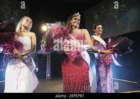 Concours Miss Wales 2006 à la Bourse du charbon de Cardiff, 9 juin 2006. Photo: ROB WATKINS en photo: Vainqueur de Miss Wales Sarah Fleming, 16, de Brecon avec le premier coureur-up Lidija Vrcic, 18, de Cwmbran (à droite) et le deuxième gagnant-up Jamie Williams, 19, de Powys (à gauche) Banque D'Images