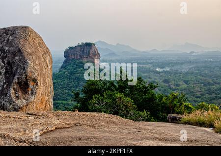 Vue depuis le rocher de Pidurangala à Sigiriya, appelé Lion Rock. Sri Lanka. Banque D'Images