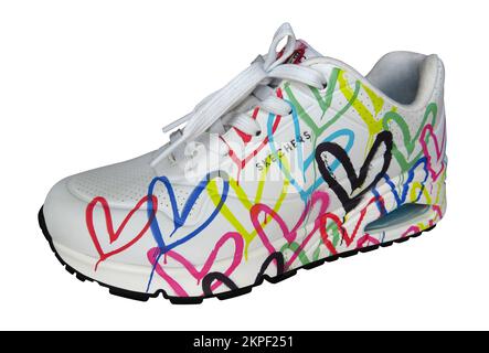 Almaty, Kazakhstan - 20 novembre 2022: SKECHERS Los Angeles chaussures de sport avec coeur coloré pour les femmes, sur fond blanc. Banque D'Images