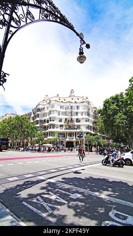Vue sur le bâtiment de la Pedrera par Antonio Gaudi sur le Paseo de Gracia à Barcelone, Catalunya, Banque D'Images