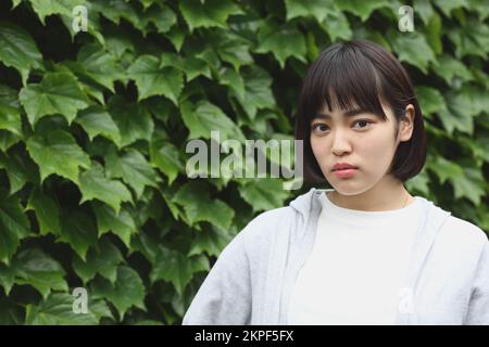 Jeune japonaise en face de vignes Banque D'Images