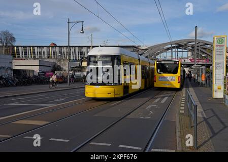 Tramway Bombardier FLEXITY Berlin à Berlin, en Allemagne, tramways spécialement construits pour le réseau de tramways de Berlin Banque D'Images