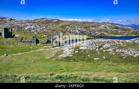 Le château de Dunlough datant de 13th ans est situé au sommet de falaises, à côté du lac Dun Lough, sur Three Castle Head, péninsule Mizen, comté de Cork, Irlande Banque D'Images