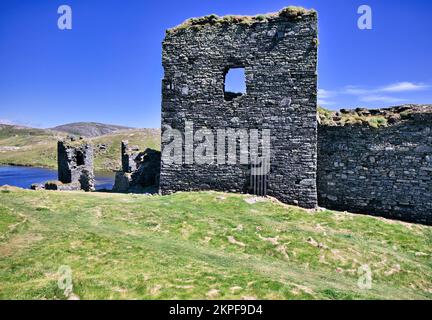 Le château de Dunlough datant de 13th ans est situé au sommet de falaises, à côté du lac Dun Lough, sur Three Castle Head, péninsule Mizen, comté de Cork, Irlande Banque D'Images