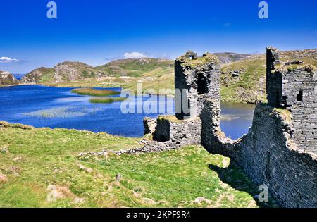 Le château de Dunlough datant de 13th ans est situé au sommet de falaises, à côté du lac Dun Lough, sur Three Castle Head, péninsule Mizen, comté de Cork, Irlande Banque D'Images