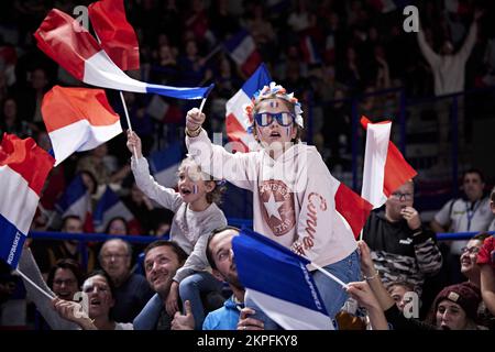 Les fans français pendant l'Eurobasket féminin FIBA 2023, qualificatifs Groupe B, match de basket-ball entre la France et l'Ukraine sur 27 novembre 2022 à Halle André Vacheresse à Roanne, France - photo: Ann-dee Lamour/DPPI/LiveMedia Banque D'Images