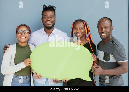 De jeunes amis afro-américains tenant un écriteau de copyspace ont pensé des bulles Banque D'Images