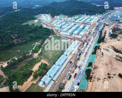 (221128) -- BEIJING, le 28 novembre 2022 (Xinhua) -- cette photo aérienne prise le 21 novembre 2022 montre un hôpital de fortune dans le district de Huangpu à Guangzhou, dans la province de Guangdong, dans le sud de la Chine. (Xinhua) Banque D'Images