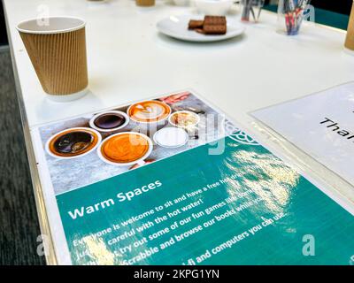 Leeds, Royaume-Uni. 28th novembre 2022. Un espace chaud établi à la bibliothèque d'Otley, Leeds, dans le West Yorkshire, en réaction à la crise du coût de la vie que rencontrent de nombreuses personnes incapables de chauffer leur maison en raison de la pauvreté énergétique. Crédit : Bradley Taylor / Alamy News Banque D'Images