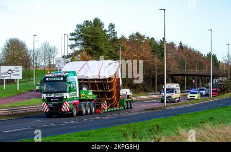 Dundee, Tayside, Écosse, Royaume-Uni. 28th novembre 2022. Dundee News: Police Scotland des voitures de police accompagnent des poids lourds de transport sur la chaussée Kingsway West Dual à Dundee. Cadzow Heavy Haulage, en Écosse, transporte d'énormes quantités offshore depuis le port de Dundee, tandis que Peterstar, en Pologne, transporte des plates-formes offshore lourdes dans le port de la ville. Crédit : Dundee Photographics/Alamy Live News Banque D'Images