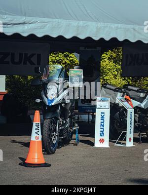 Pahang, Malaisie - 24 sept. 2022 Suzuki Motorcross moto exposé au stand lors d'un événement de motocycle. Banque D'Images