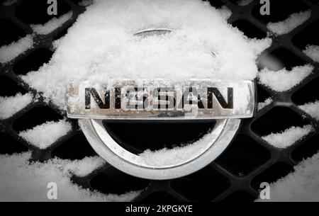 Un logo Nissan est visible sur une voiture Nissan après une chute de neige à Varsovie, en Pologne, le 24 novembre 2022. (Photo de Jaap Arriens / Sipa USA) Banque D'Images