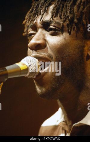 BLOC PARTY, SILENT ALARM TOUR, 2005 : un jeune Kele Okereke du bloc Party sur la tournée NME à l'Université de Cardiff, le 6 février 2005. Photographie : ROB WATKINS. INFO : bloc Party est un groupe de rock indépendant britannique formé en 1999. Connus pour leur son énergique et leurs paroles perspicaces, ils ont gagné en importance avec leur premier album 'Silent Alarm'. Le style dynamique du groupe mélange des influences post-punk, électronique et rock alternatif. Banque D'Images