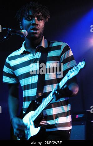 BLOC PARTY, SILENT ALARM TOUR, 2005 : un jeune Kele Okereke du bloc Party sur la tournée NME à l'Université de Cardiff, le 6 février 2005. Photographie : ROB WATKINS. INFO : bloc Party est un groupe de rock indépendant britannique formé en 1999. Connus pour leur son énergique et leurs paroles perspicaces, ils ont gagné en importance avec leur premier album 'Silent Alarm'. Le style dynamique du groupe mélange des influences post-punk, électronique et rock alternatif. Banque D'Images