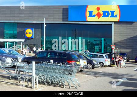 Lidl ouvre un nouveau magasin de supermarché dans les locaux existants, parking gratuit réservé aux clients devant les personnes chargées du chargement depuis le tramway dans le parc de vente au détail Essex au Royaume-Uni Banque D'Images