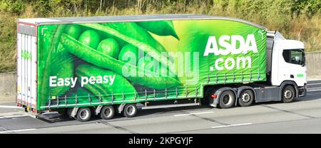 Easy Peasy supermarché Asda camion Scania hgv et gousse de pois verts publicité graphique vue de rideau latéral remorque articulée conduite route d'autoroute du Royaume-Uni Banque D'Images