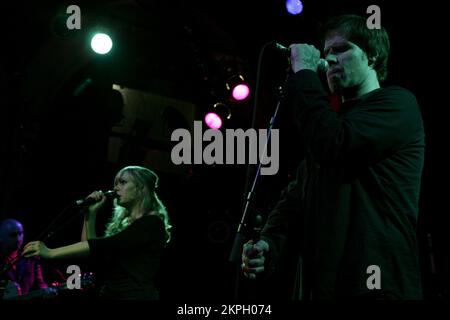 ISOBEL CAMPBELL, MARK LANEGAN, CONCERT, 2007 : Isobel Campbell et Mark Lanegan au point à Cardiff, 1er août 2007. Photographie : ROB WATKINS. INFO : Isobel Campbell, auteur-compositeur-interprète écossais, et Mark Lanegan, chanteur américain, ont formé un partenariat musical notable dans les années 2000 Leurs collaborations, telles que les albums acclamés Ballad of the Broken Seas (2006) et Sunday at Devil Dirt (2008), mêlent la voix délicate de Campbell à la voix profonde et robuste de Lanegan, créant un son unique et envoûtant. Banque D'Images