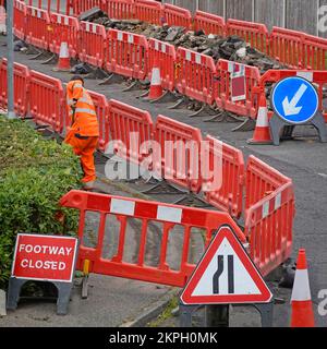 Footway fermé panneau pour les tranchées à large bande fibre optique et demi village résidentiel rue repris comme dépotoir pour les matériaux excavés Angleterre Royaume-Uni Banque D'Images