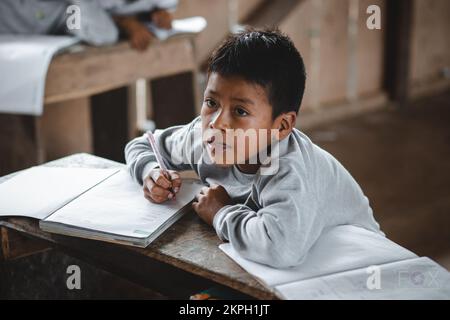 Les enfants autochtones à l'école Banque D'Images