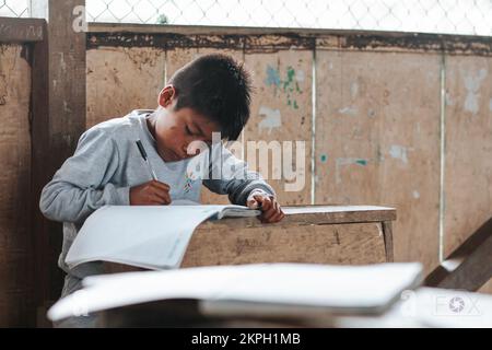 Les enfants autochtones à l'école Banque D'Images