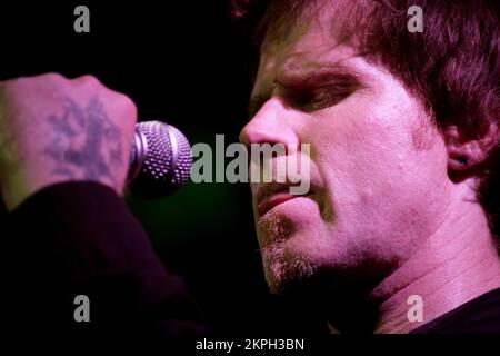 MARK LANEGAN, CONCERT, 2007 : Isobel Campbell et Mark Lanegan (photo) au point à Cardiff, pays de Galles, Royaume-Uni le 1er août 2007. Photographie : ROB WATKINS. Mark Lanegan, né le 25 novembre 1964, était un auteur-compositeur-interprète américain influent connu pour sa voix profonde et émouvante. Il a gagné en importance en tant que leader de Screaming Trees à la fin des années 1980 et 1990, poursuivant plus tard une carrière solo réussie jusqu'à sa mort le 22 février 2022. Banque D'Images