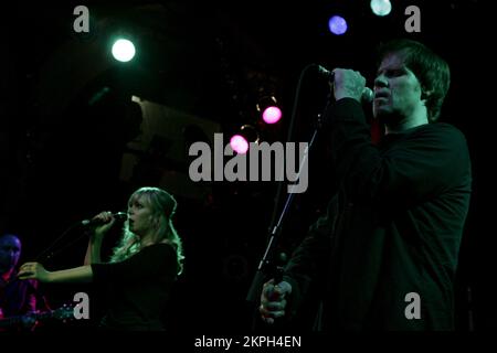 ISOBEL CAMPBELL, MARK LANEGAN, CONCERT, 2007 : Isobel Campbell et Mark Lanegan au point à Cardiff, 1er août 2007. Photographie : ROB WATKINS. INFO : Isobel Campbell, auteur-compositeur-interprète écossais, et Mark Lanegan, chanteur américain, ont formé un partenariat musical notable dans les années 2000 Leurs collaborations, telles que les albums acclamés Ballad of the Broken Seas (2006) et Sunday at Devil Dirt (2008), mêlent la voix délicate de Campbell à la voix profonde et robuste de Lanegan, créant un son unique et envoûtant. Banque D'Images