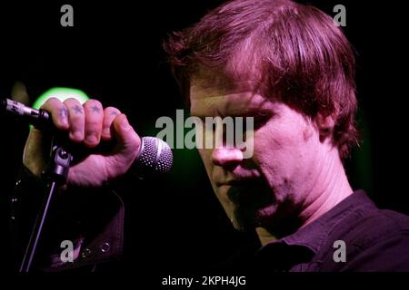 MARK LANEGAN, CONCERT, 2007 : Isobel Campbell et Mark Lanegan (photo) au point à Cardiff, pays de Galles, Royaume-Uni le 1er août 2007. Photographie : ROB WATKINS. Mark Lanegan, né le 25 novembre 1964, était un auteur-compositeur-interprète américain influent connu pour sa voix profonde et émouvante. Il a gagné en importance en tant que leader de Screaming Trees à la fin des années 1980 et 1990, poursuivant plus tard une carrière solo réussie jusqu'à sa mort le 22 février 2022. Banque D'Images