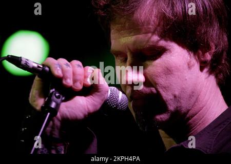 MARK LANEGAN, CONCERT, 2007 : Isobel Campbell et Mark Lanegan (photo) au point à Cardiff, pays de Galles, Royaume-Uni le 1er août 2007. Photographie : ROB WATKINS. Mark Lanegan, né le 25 novembre 1964, était un auteur-compositeur-interprète américain influent connu pour sa voix profonde et émouvante. Il a gagné en importance en tant que leader de Screaming Trees à la fin des années 1980 et 1990, poursuivant plus tard une carrière solo réussie jusqu'à sa mort le 22 février 2022. Banque D'Images