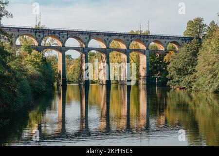 Pont ferroviaire avec rivière à Bietigheim-Bissingen, Allemagne. Automne. Viaduc ferroviaire au-dessus de la rivière Enz, construit en 1853 par Karl von Etzel sur un soleil Banque D'Images