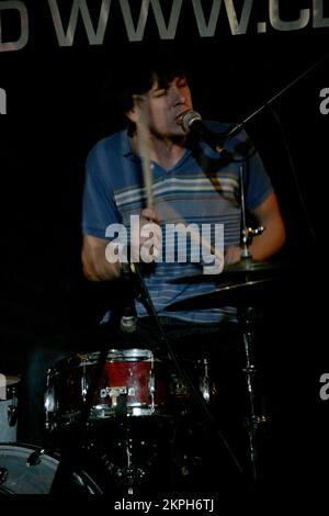 Joe Bradley, chanteur et batteur du groupe de rock alternatif The Black Lips d'Atlanta, Géorgie, au Clwb IFOR Bach à Cardiff pendant le SWN Festival le 11 novembre 2007. Photographie : ROB WATKINS. INFO : The Black Lips est un groupe de garage rock américain formé en 1999 à Atlanta, en Géorgie. Connus pour leurs performances live sauvages et leurs sons bruts, ils mélangent punk, rock et influences psychédéliques, gagnant un public culte avec des albums comme 'Arabia Mountain' et 'Good Bad Not Evil'. Banque D'Images