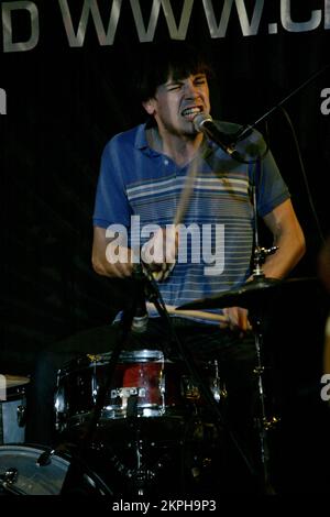 Joe Bradley, chanteur et batteur du groupe de rock alternatif The Black Lips d'Atlanta, Géorgie, au Clwb IFOR Bach à Cardiff pendant le SWN Festival le 11 novembre 2007. Photographie : ROB WATKINS. INFO : The Black Lips est un groupe de garage rock américain formé en 1999 à Atlanta, en Géorgie. Connus pour leurs performances live sauvages et leurs sons bruts, ils mélangent punk, rock et influences psychédéliques, gagnant un public culte avec des albums comme 'Arabia Mountain' et 'Good Bad Not Evil'. Banque D'Images