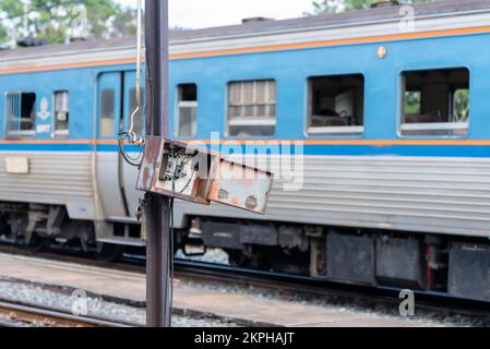 L'ancien boîtier de commande électrique sur la voie ferrée dans la gare locale. Banque D'Images