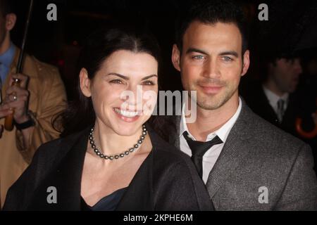 Julianna Margulies et son mari Keith Lieberthal assistent à la représentation nocturne d'ouverture de « cette saison de championnat » au Bernard B Jacobs Theatre à New York, sur 6 mars 2011. Crédit photo : Henry McGee/MediaPunch Banque D'Images