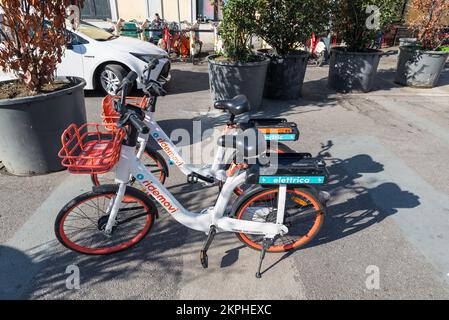 Le vélo partage dans une grande ville. Milan, Italie. Technologie pour un transport écologique et durable Banque D'Images