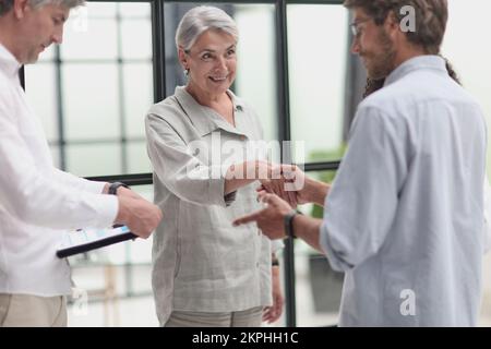 Conversation entre les responsables et les employés du bureau Banque D'Images