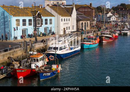 Des bateaux amarrés le long du port de Weymouth, au quai de Weymouth, à Weymouth, au Dorset, au Royaume-Uni, en octobre Banque D'Images