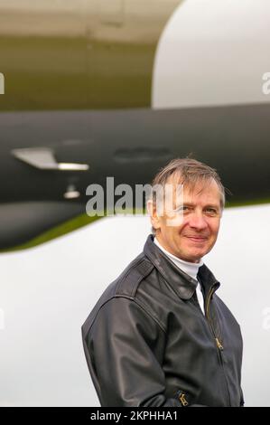 RAF, Royal Air Force, Vulcan exposer le pilote Dave Thomas avec l'avion d'aviateur Avro Vulcan XM607 à RAF Waddington. Sqn LDR (retraité) David Thomas Banque D'Images